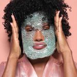 Modelo-usando-Mascara-Facial-C--Esferas-em-Gel-P--Quente-ou-Frio-Hot---Cold-Gel-Face-Mask