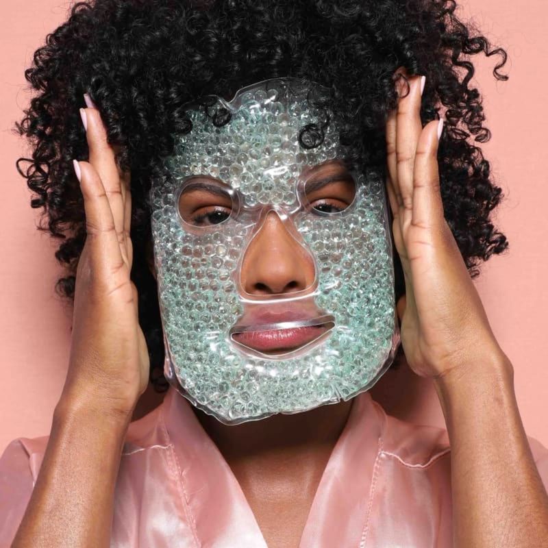 Modelo-usando-Mascara-Facial-C--Esferas-em-Gel-P--Quente-ou-Frio-Hot---Cold-Gel-Face-Mask