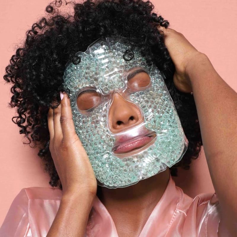 Modelo-usando-Mascara-Facial-C--Esferas-em-Gel-P--Quente-ou-Frio-Hot---Cold-Gel-Face-Mask