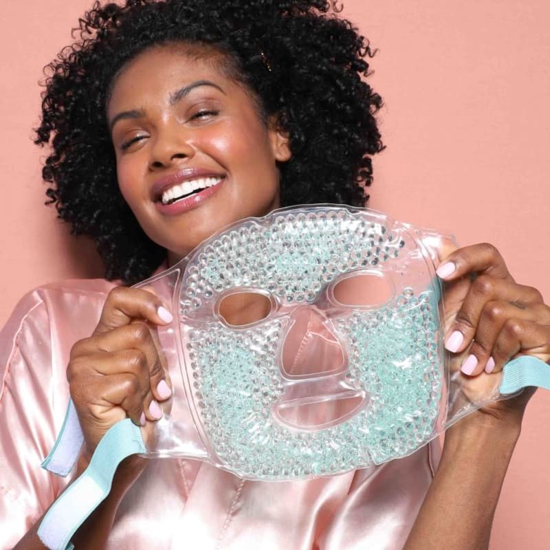 Modelo-usando-Mascara-Facial-C--Esferas-em-Gel-P--Quente-ou-Frio-Hot---Cold-Gel-Face-Mask