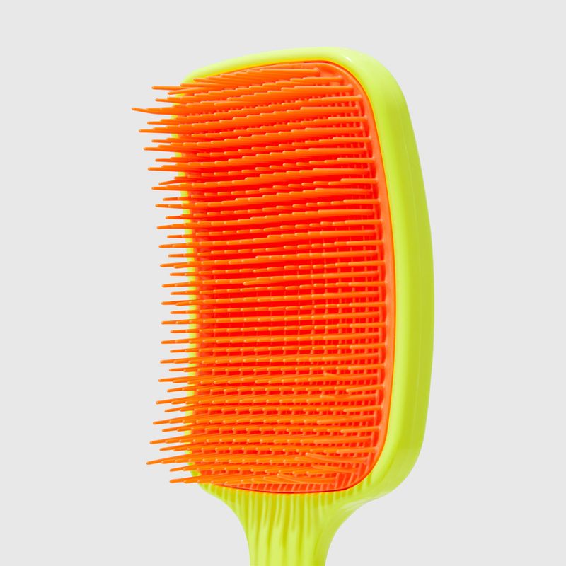 Escova de Cabelo Desembaraçadora Amarela Neon Brush fora da embalagem detalhe cerdas