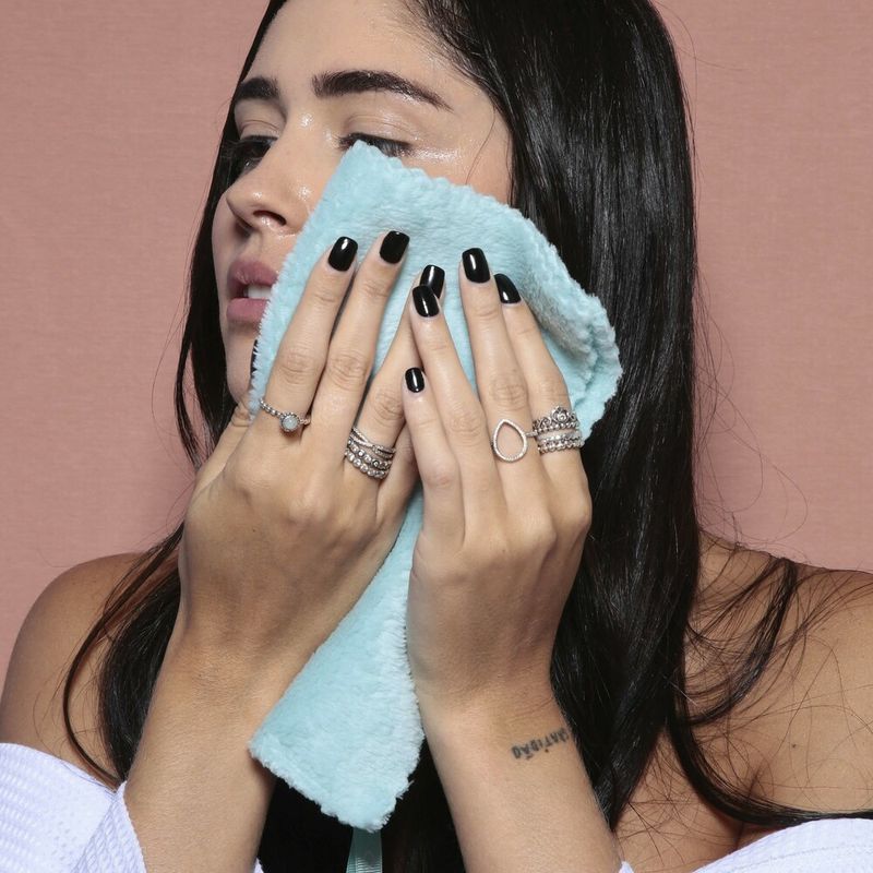 modelo usando a Toalha Para Rosto Face Towel para secar o rosto