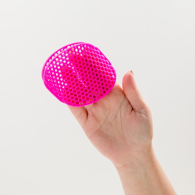 Modelo segurando Esponja de Silicone Para Limpeza de Pele Rosa Body Silicone Sponge