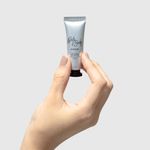 modelo segurando Creme Para Mãos Com Óleo de Macadâmia Hand Cream English Lavander embalagem fechada