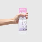 modelo-apertando-Mascara-Facial-Com-Retinol--Serum-Face-Mask-embalagem-fechada-frente