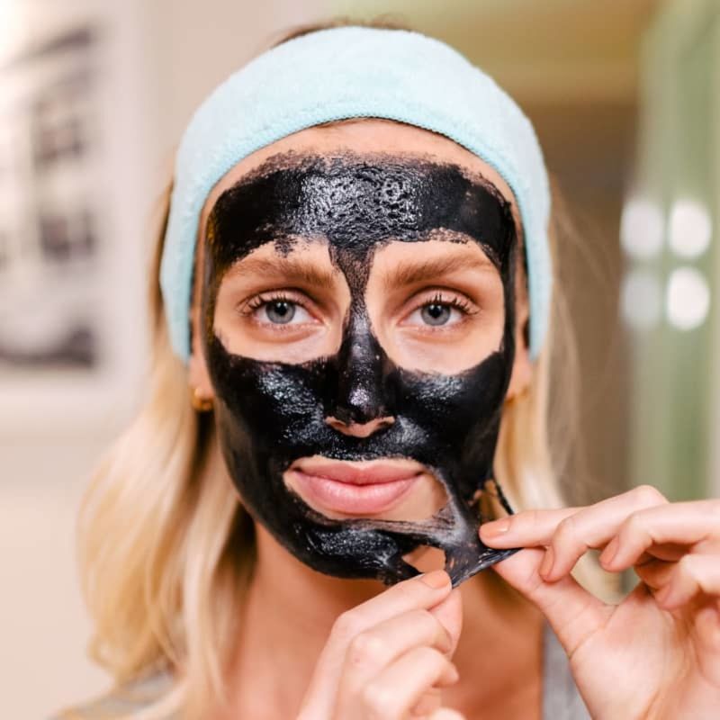 modelo aplicado Máscara Facial 2 Etapas de Carvão Vegetal e Abacate Dual Step Mask