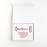 embalagem aberta Kit de Massagem Facial de Quartzo Rosa Quartz Roller & Gua Sha Set frente