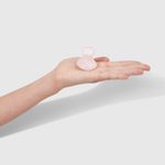 modelo segurando Massageador Para Olhos de Quartzo Rosa Rose Quartz Eye Massager lateral