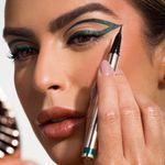 Mariana Saad usando a Caneta Delineadora de Olhos Verde Escuro Mariana Saad Eyeliner Real Dark Green
