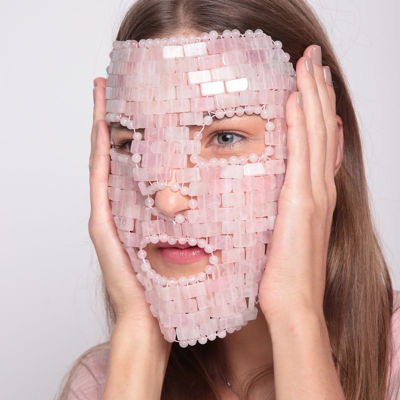 modelo usando Máscara Facial de Quartzo Rosa Rose Quartz Face Mask no rosto