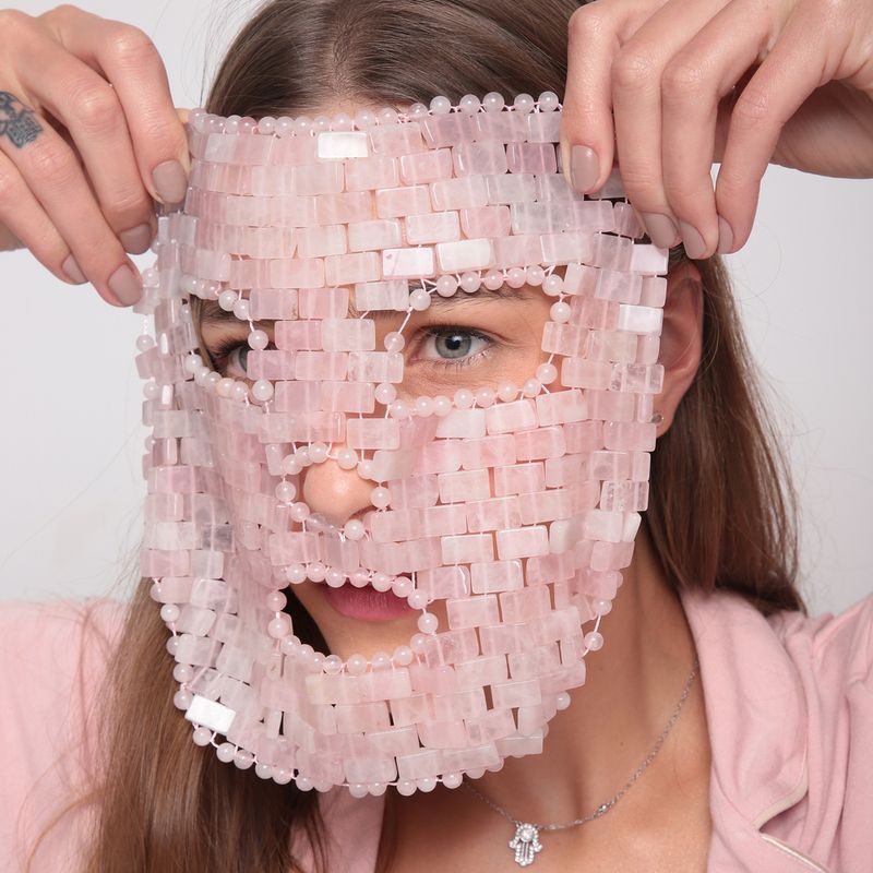 modelo usando Máscara Facial de Quartzo Rosa Rose Quartz Face Mask no rosto