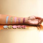 Modelo com amostras de cor no braço da Sombra unitaria Para Olhos Glitter Series Glow Pink