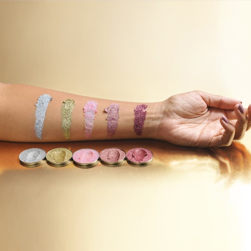 Modelo com amostras de cor no braço da Sombra unitária Para Olhos Glitter Series Prata