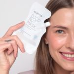 modelo-usando-Mascara-Facial-de-Coco---Coconut-Mask-35ml