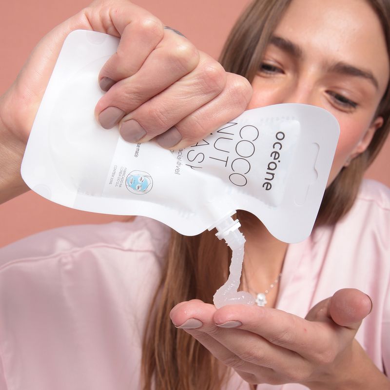 modelo-usando-Mascara-Facial-de-Coco---Coconut-Mask-35ml