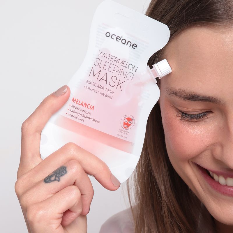 modelo-usando-Mascara-Facial-Noturna-C--Melancia---Watermelon-Sleep-Mask-35ml