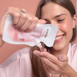 modelo-usando-Mascara-Facial-Noturna-C--Melancia---Watermelon-Sleep-Mask-35ml