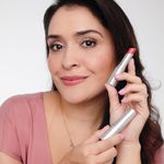 Modelo segurando o Revitalizador Labial Rosa Pink Nádia Tambasco By Océane Sweet Lips Amour, embalagem aberta frete