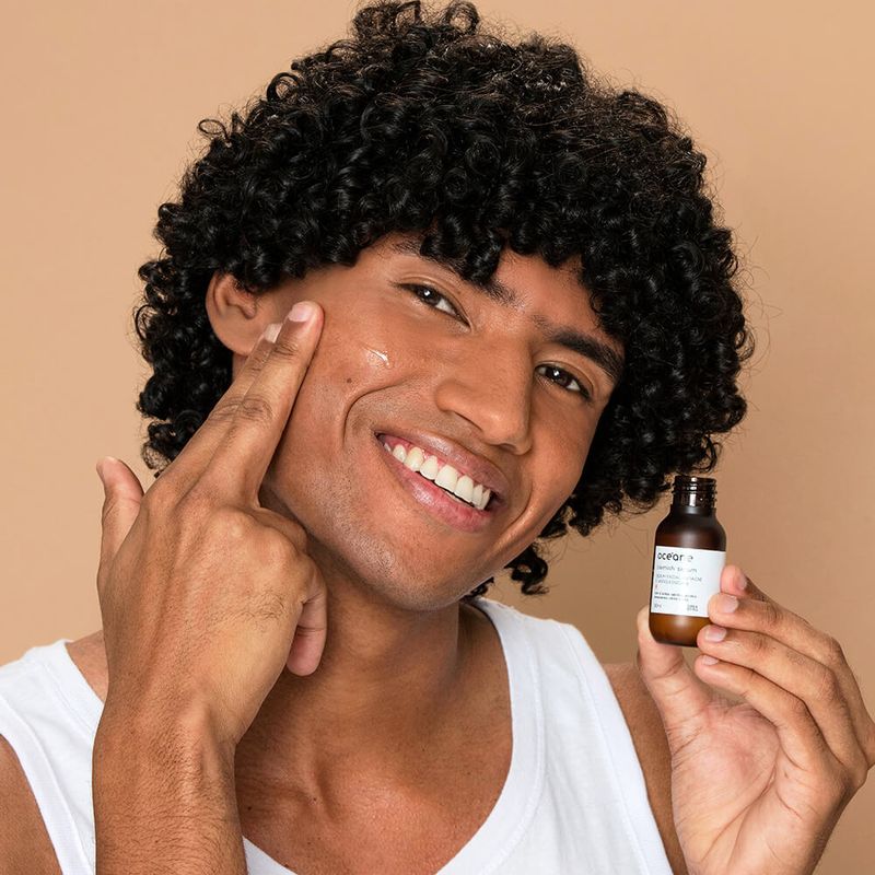 Homem aplicando sérum antiacne e antioleosidade Océane no rosto