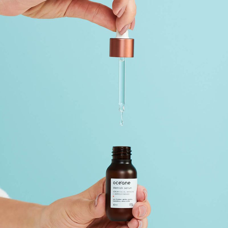 Imagem-de-maos-segurando-o-aplicador-do-serum-antiacne-e-antioleosidade-Oceane