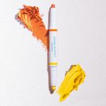 Sombra-em-Bastao-Dupla-Amarela-e-Laranja-Larissa-Manoela-By-Oceane-Duo-Eyeshadow-Stick-Sunrise-And-Mettalic-Copper-embalagem-aberta-frente-com-textura-ao-fundo