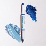 Sombra em Bastão Dupla Azul Claro e Azul Marinho Larissa Manoela By Océane Duo Eyeshadow Stick Ultramarine And Mettalic Blue embalagem aberta e sem tampa, com textura ao fundo