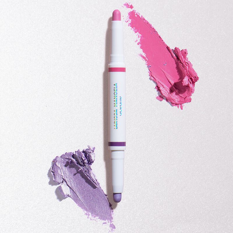 Sombra-em-Bastao-Dupla-Rosa-e-Violeta-Larissa-Manoela-By-Oceane-Duo-Eyeshadow-Stick-Pink-Sky-And-Mettalic-Violet-embalagem-aberta-frente-com-textura-ao-fundo