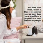 Difusor de Aromas Preto modelo colocando óleo essencial no difusor aberto e texto ao lado dizendo que ele também pode ser usado como umidificador