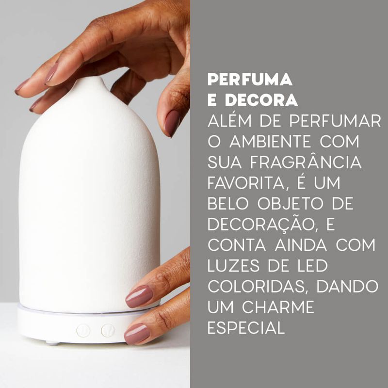 Difusor de Aromas Preto uma modelo na posição de abrir o difusor visto de frente e um texto ao lado dizendo que ele perfuma e decora o ambiente