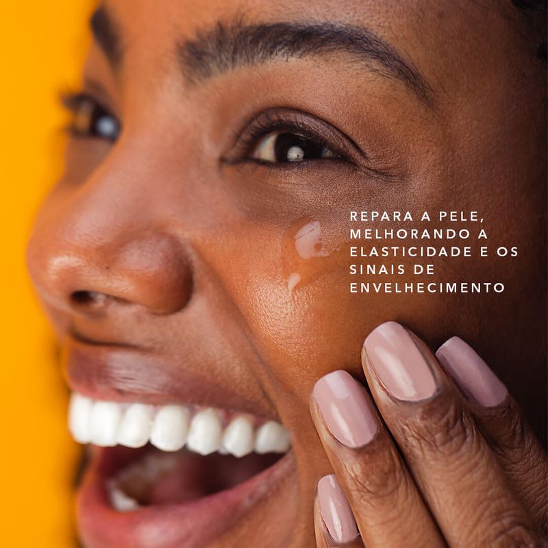 modelo-aplicando-o-Serum-Facial-Noturno-de-Probioticos