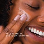 A imagem mostra uma modelo negra aplicando o gel facial com probioticos e esqualano océane