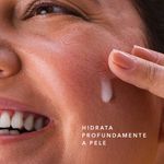 modelo-aplicando-o-Serum-Facial-de-Acido-Poliglutamico-Oceane-no-rosto