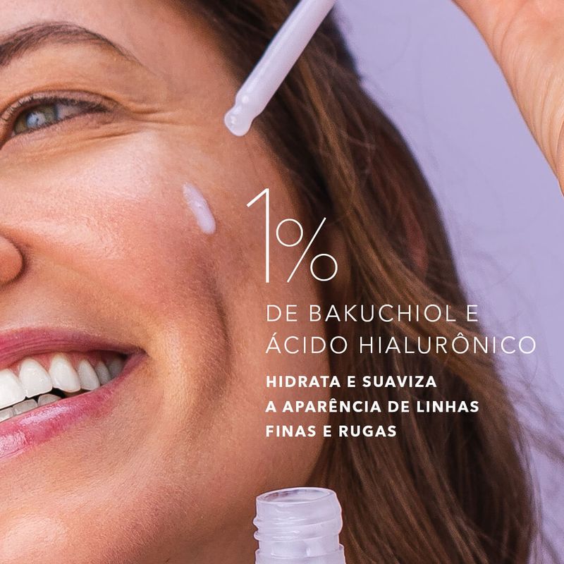 modelo aplicando o sérum facial fito retinol océane