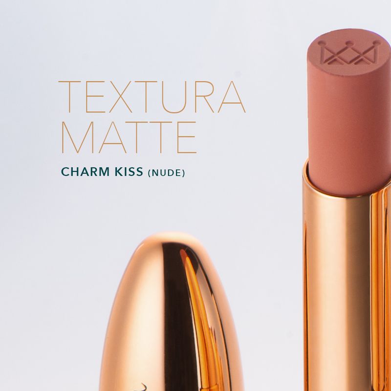 a imagm mostra o detalhe do Batom Nude Marília Mendonça By Océane Velvet Lipstic  Charm Kiss