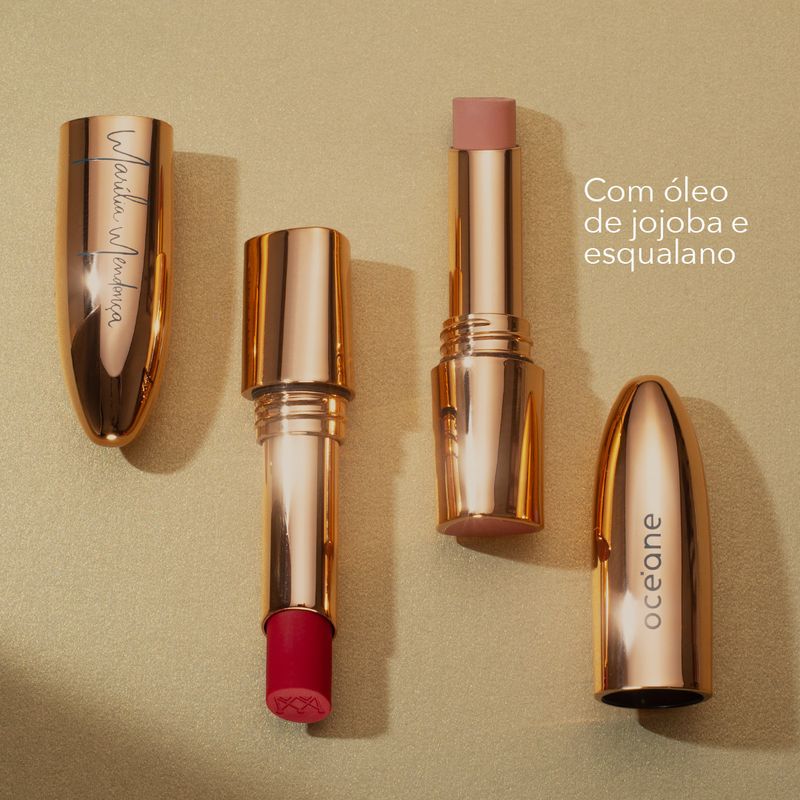 A imagem mostra o Batom Nude Marília Mendonça By Océane Velvet Lipstic  Charm Kiss e o Batom Vermelho Mailia Mendonça by Océane ambos com tampa aberta ao lado