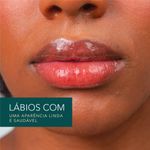 modelo usando o Brilho Labial Rosa Marília Mendonça By Océane Lip Gloss Rose