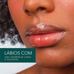 modelo usando Brilho Labial Nude Marília Mendonça By Océane Lip Gloss Nude nos lábios