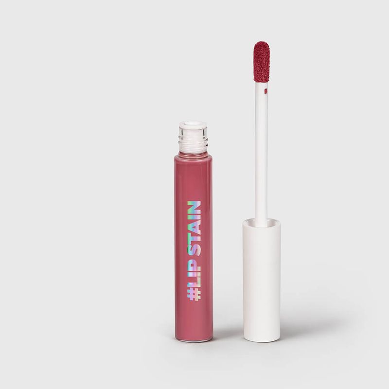 Batom Líquido Rosado Larissa Manoela By Océane Lip Stain Throwback embalagem aberta com tampa ao lado direito