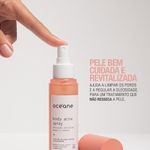 AP2001013CUNIT_solucao_antiacne_para_o_corpo_body_acne_spray_oceane_3-modelo-com-dedo-no-aplicador-e-texto-com-os-beneficios