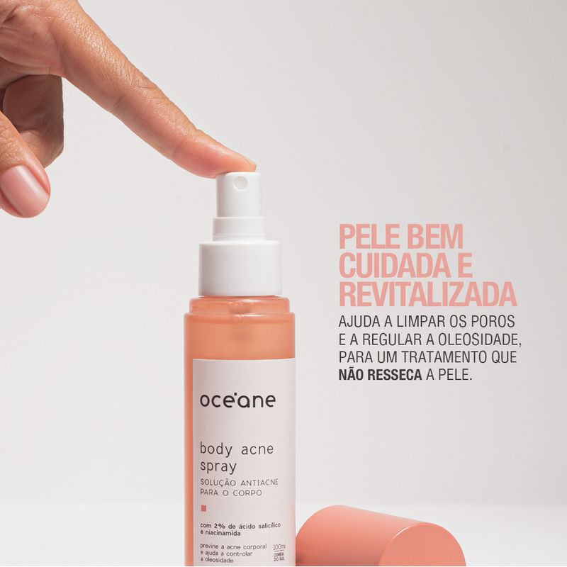 AP2001013CUNIT_solucao_antiacne_para_o_corpo_body_acne_spray_oceane_3-modelo-com-dedo-no-aplicador-e-texto-com-os-beneficios