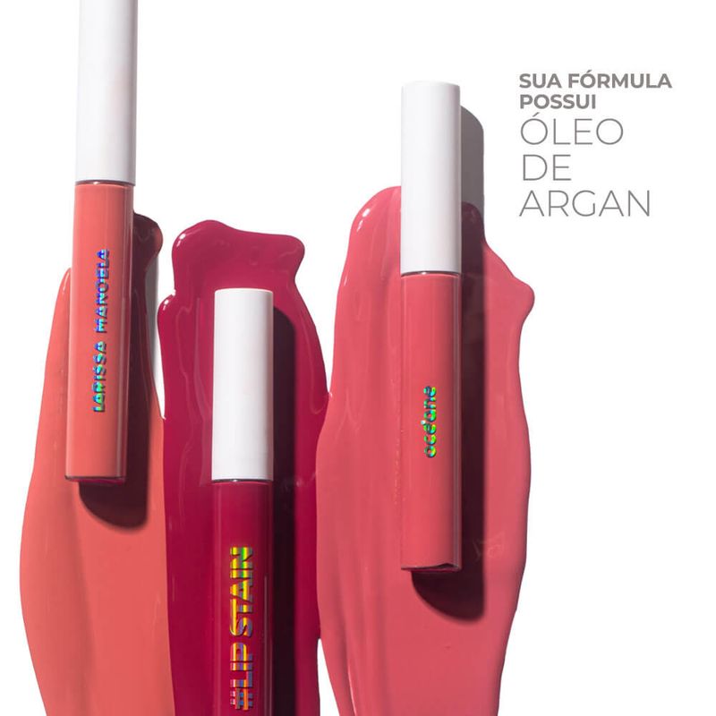 embalagens das três cores do  Batom Líquido  Larissa Manoela By Océane Lip Stain com textura ao fundo