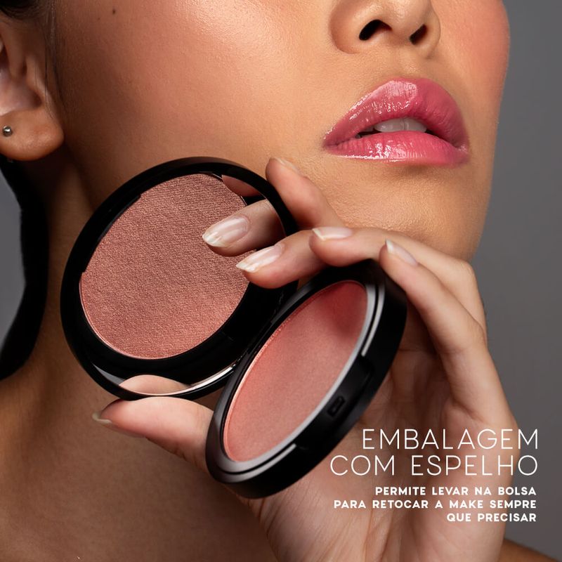 modelo usando o Blush Cintilante  Glossy Blush Océane Edition