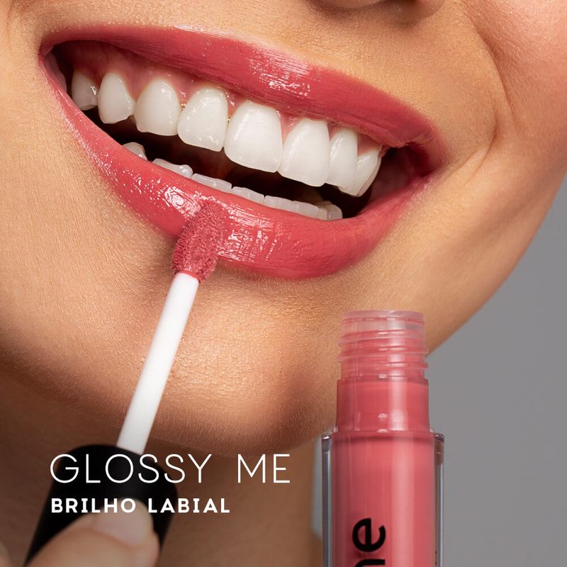 Modelo Usando Brilho Labial Rosa Glossy Me Rose Océane Edition