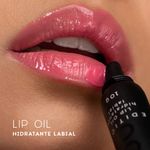modelo usando o Hidratante Labial Rosa Lip Oil Blossom Océane Edition