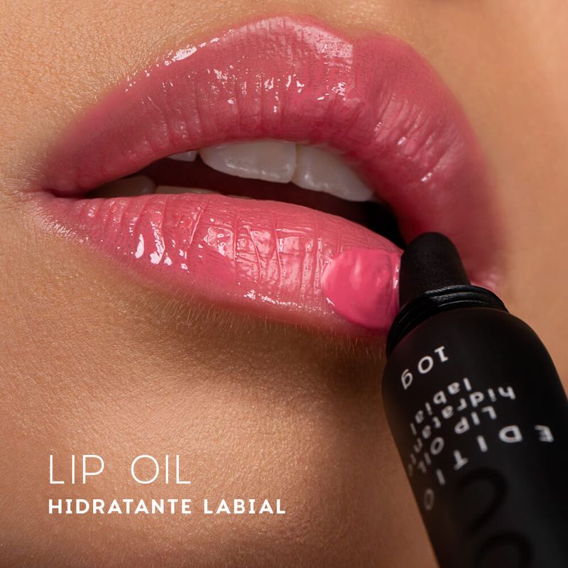 modelo usando o Hidratante Labial Rosa Lip Oil Blossom Océane Edition