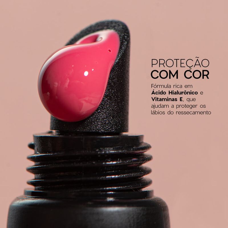 detalhe do aplicador com o produto Hidratante Labial Rosa Lip Oil Blossom Océane Edition