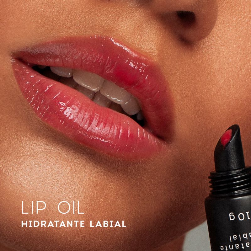 modelo usando o Hidratante Labial Vermelho Lip Oil Ruby Océane Edition