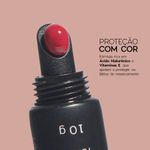 detalhe do produto no aplicador Hidratante Labial Vermelho Lip Oil Ruby Océane Edition