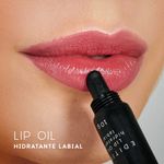 modelo usando o Hidratante Labial Magenta Lip Oil Fuchsia Océane Edition