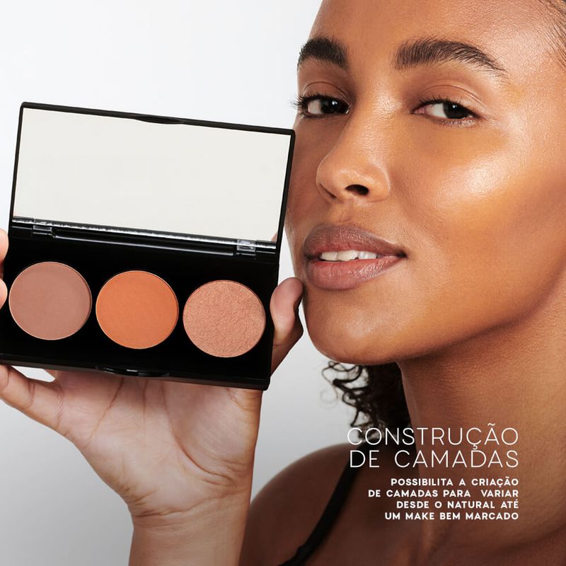 modelo usando a Paleta de Contorno Contour Palette Océane Edition